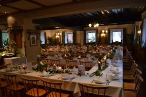 una grande sala per banchetti con tavoli bianchi e candele di Gasthof Oberer Gesslbauer a Stanz Im Murztal