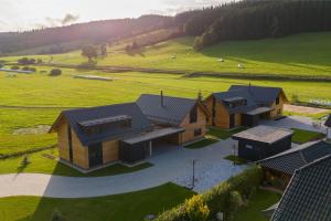 uma vista aérea de uma casa num campo em Apartmány HAFERKY Velké Karlovice em Velké Karlovice