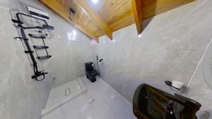 a small bathroom with a toilet and a shower at شاليهات اكواخ الروز in Khalij Salman