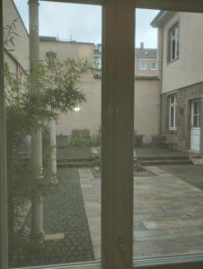 曼海姆的住宿－Stadthaus Room 2 mit Hochbett for 3 Persons or Eltern mit 2 Kindern，窗户享有庭院的景致。