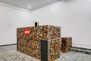 uma exposição de uma parede feita de legos em Sunshine Residency em Rāmnagar