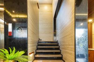 偉傑瓦拉的住宿－Hotel Keys Elite，木墙建筑的楼梯