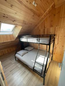 a room with a bunk bed in a cabin at Chalet Nala in La Bresse