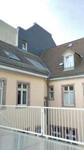 ein Haus mit einem weißen Zaun davor in der Unterkunft Stadthaus Room 2 mit Hochbett for 3 Persons or Eltern mit 2 Kindern in Mannheim