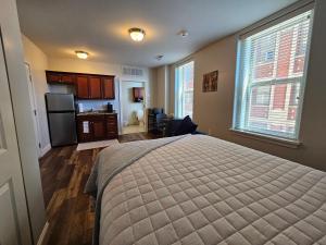 duża sypialnia z łóżkiem i kuchnią w obiekcie Cozy Stay at the Inman - 214 w mieście Champaign