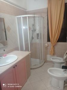 クアルトゥ・サンテーレナにあるCasa Vacanze Torre Foxiのバスルーム(シャワー、洗面台、トイレ付)
