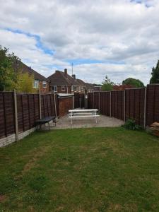 a backyard with a bench and a fence at LUTON AIRPORT PROFESSIONALS CONTRACTORS Beds Uni students Welcome in Luton