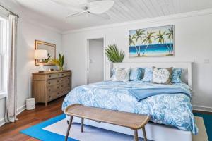 1 dormitorio con 1 cama y ventilador de techo en Leisure Beach Ocean Retreat, en Lower Bogue