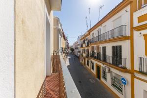 pusta ulica w mieście z budynkami w obiekcie Charming 2 Bedroom Apartment at Rodrigo de Triana By Oui Seville w Sewilli