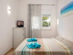 a bedroom with a bed with two blue towels on it at Apartamento a 50m de la playa in Platja  d'Aro