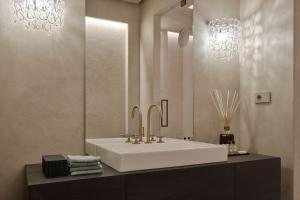 a bathroom with a white sink and a mirror at Annex Tokyo in Yagisawa