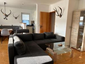 ein Wohnzimmer mit einem Sofa und einem Tisch in der Unterkunft Holiday home with private garden in Winterberg