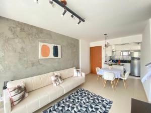 a living room with a couch and a table at Aconchegante apto 2/4 Setor Bueno 1307 in Goiânia