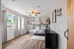 Gallery image of Refuge Ranch Lodge Cozy Log Cabin by the Lake Privacy Weddings in Locust Grove +57 photos