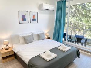 舊札戈拉的住宿－Hello Studios Budget Stays Free Parking & Wifi，一间卧室配有一张大床和两条毛巾