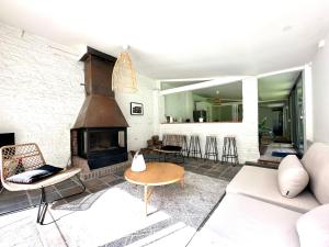ein Wohnzimmer mit einem Sofa und einem Kamin in der Unterkunft Le gîte du chastel in Frélinghien