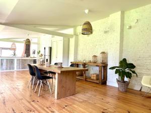 FrélinghienにあるLe gîte du chastelの木製テーブルと椅子が備わる広い客室です。