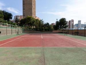 kort tenisowy w środku miasta w obiekcie Flat beach terrace - Pool & Parking w mieście Benidorm