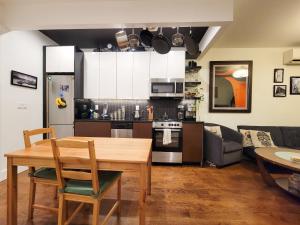 uma cozinha e sala de estar com mesa e cadeiras em Homestyle Haven by the Water em Brooklyn
