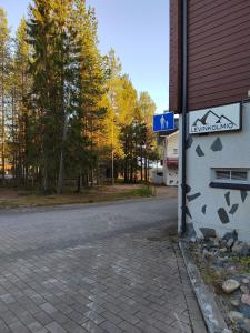 una calle vacía con un cartel en un lado de un edificio en Levin Kolmio C4 en Kittilä
