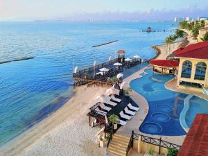 een luchtzicht op een resort op het water bij All Ritmo Cancun Resort & Water Park in Cancun