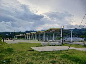 ein großes Gebäude auf einem Feld mit Park in der Unterkunft Ledy's Inn in Turrialba