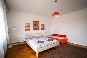sypialnia z 2 łóżkami w pokoju w obiekcie Garden Holiday Home w mieście Drenje