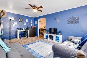 sala de estar con sofá y ventilador de techo en Pet-Friendly Craig Townhome with Deck!, en Craig