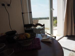 - un bol de fruits assis sur une table avec une fenêtre dans l'établissement Tigmi Anis, à Essaouira