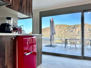uma cozinha com vista para uma mesa e cadeiras em Topos luxury stay Heraion em Loutraki
