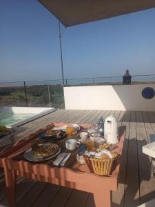 een dienblad met eten op een tafel op een dek bij Tigmi Anis in Essaouira