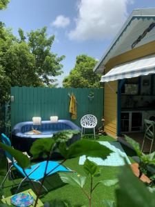 a backyard with a pool and a table and chairs at Un p'tit coin Zen in Saint-François