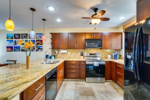 Η κουζίνα ή μικρή κουζίνα στο Living Aloha A Quiet Condo with Step-Free Access!