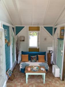ein Wohnzimmer mit einem blauen Sofa und einem Tisch in der Unterkunft Un p'tit coin Zen in Saint-François