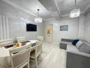 a living room with a table and a couch at Modern cozy apartment ultracentral in Chişinău