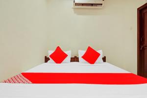 Säng eller sängar i ett rum på Hotel Sri Sai Dwaraka Residency Near Secunderabad Railway Station