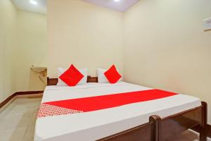 Säng eller sängar i ett rum på Hotel Sri Sai Dwaraka Residency Near Secunderabad Railway Station