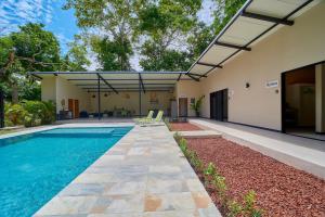 a swimming pool in the backyard of a house at LaLola Villa Privada in Cahuita