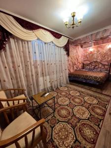 sypialnia z łóżkiem, stołem i krzesłami w obiekcie Комната Gold Rose w Kiszyniowie
