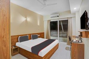 1 dormitorio con 1 cama, TV y ventana en Collection O Rm Residency Near Appu Ghar, en Gurgaon