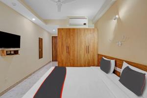 Habitación de hotel con cama y TV en Collection O Rm Residency Near Appu Ghar, en Gurgaon