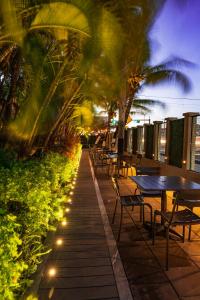 una fila de mesas y sillas en un patio con luces en Grand Coastal Hotel, en Georgetown