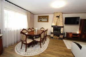 沃罗赫塔Котедж "Валерія"的带桌子和壁炉的餐厅
