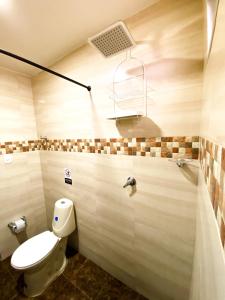 uma casa de banho com um WC e um lavatório em Mansion Bahia Manga em Cartagena das Índias
