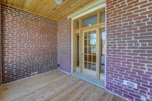 una habitación vacía con una pared de ladrillo y una puerta en Vacation Rental Home in Downtown Vicksburg! en Vicksburg