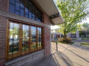 ein Backsteingebäude mit Fenstern und Bürgersteig in der Unterkunft BlasHouses in San Rafael