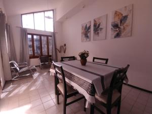 ein Esszimmer mit einem Tisch und einer Vase darauf in der Unterkunft BlasHouses in San Rafael