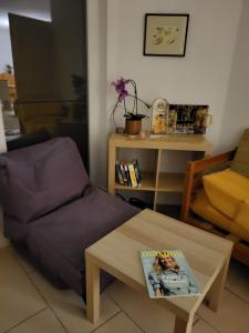 Posezení v ubytování EXPLORE Wien Österreich VIENNA Austria WALTZ and CASTLES Residenz Habsburg great 2-rooms-apartment near SCHÖNBRUNN Breakfast Metro U3 U4 busses 48a 51a city kids pets + 45 fotografií