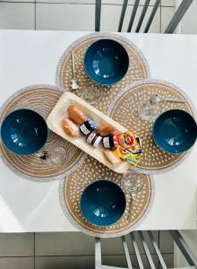 einen Tisch mit blauen Tellern und Essen drauf in der Unterkunft SAINT DENIS 2 Chambres , 8min Porte Chapelle-8min Stade de France in Saint-Denis
