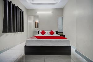 Ένα ή περισσότερα κρεβάτια σε δωμάτιο στο OYO FLAGSHIP Vara Residency
